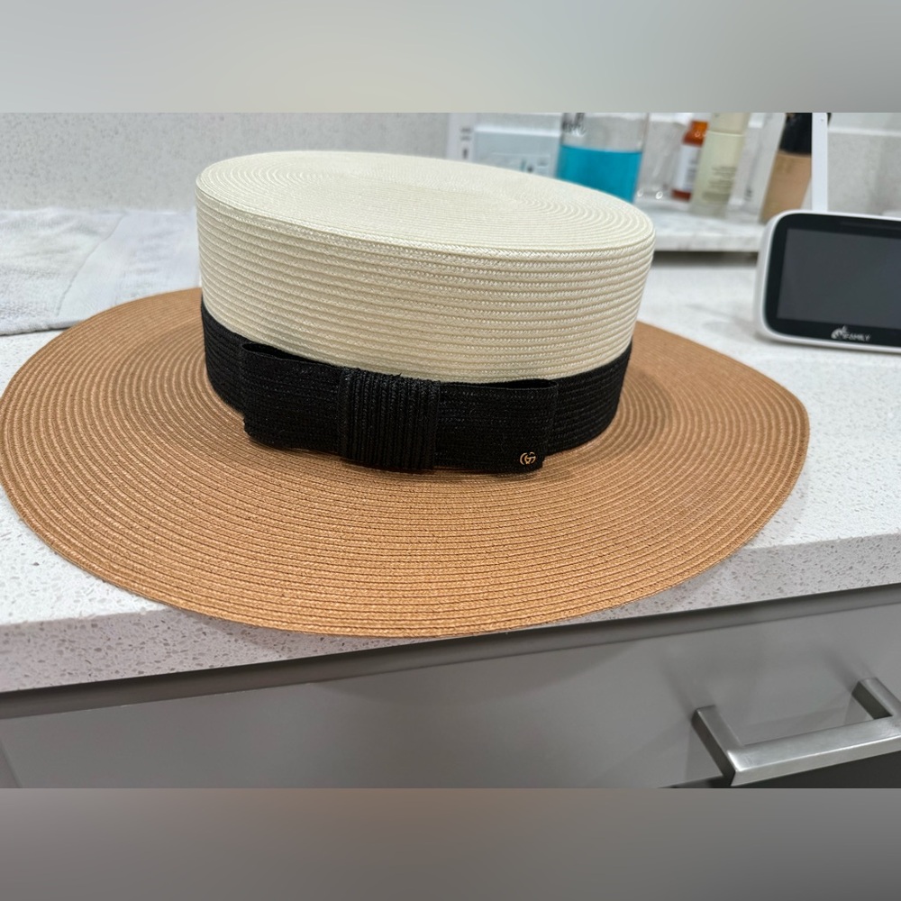 Gucci hat with tag size medium 57